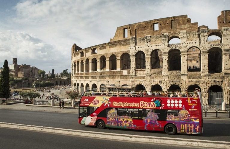 Ônibus de turismo em Roma